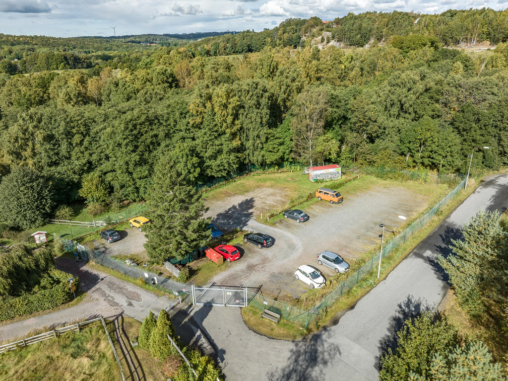 Här ställer de boende sina bilar i den inhängnade parkeringen