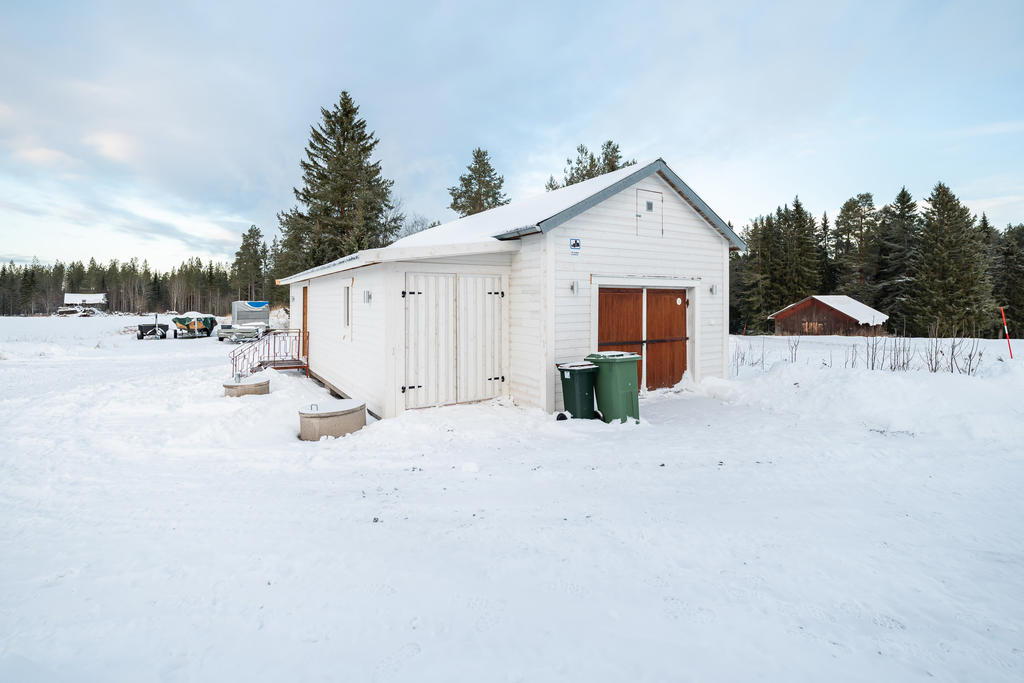 Garage 20 kvm, isolerat förråd 15 kvm, oisolerat förråd 20 kvm