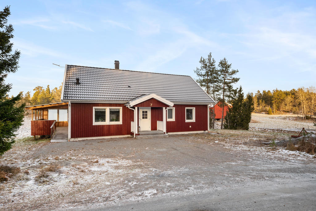 Här bor du i en lantlig miljö med närhet till natur, skog och havet