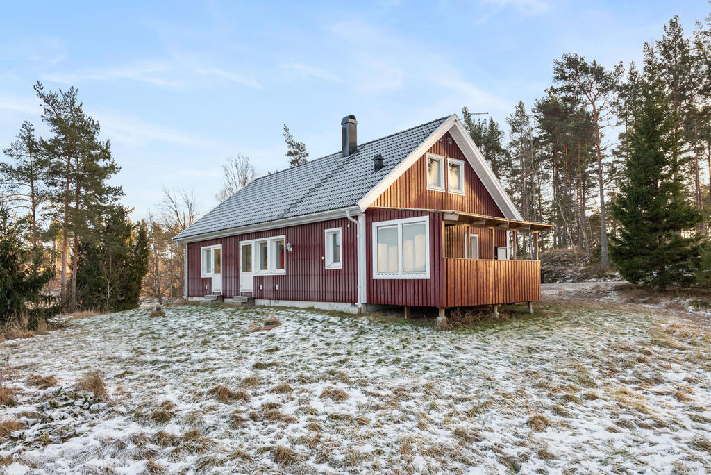 Altandörrar från både vardagsrum och sovrum leder ut till tomten på husets baksida