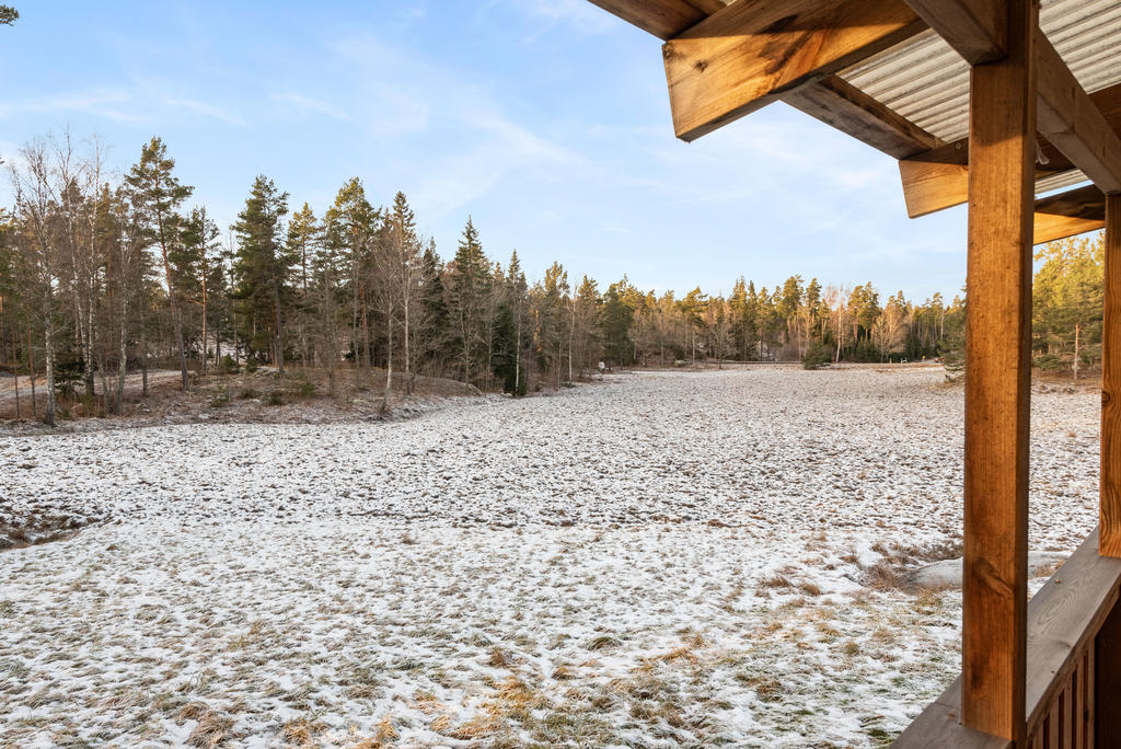 Utsikt från altanen under tak