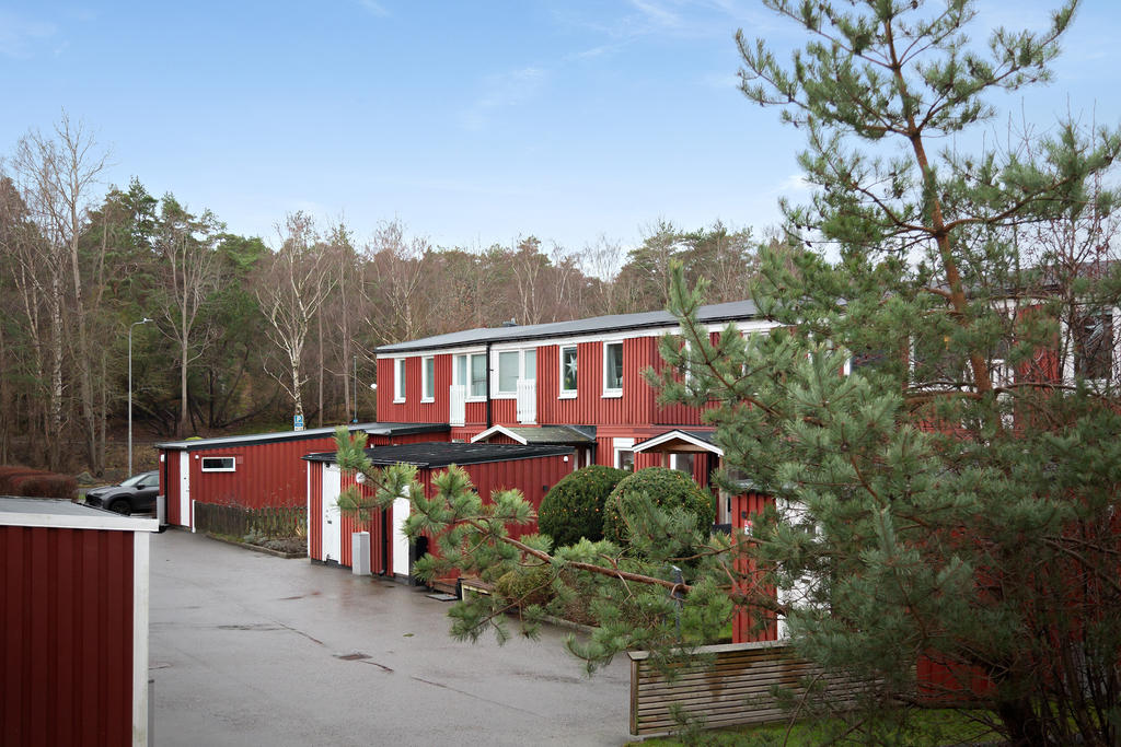 Natursköna Tanneskärsgatan, med gångavstånd till vackra promenadstigar, Önneredsskolan, spårvagn och buss.