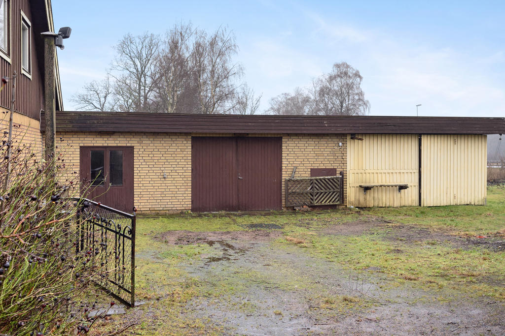 Innergård med garage samt förråd